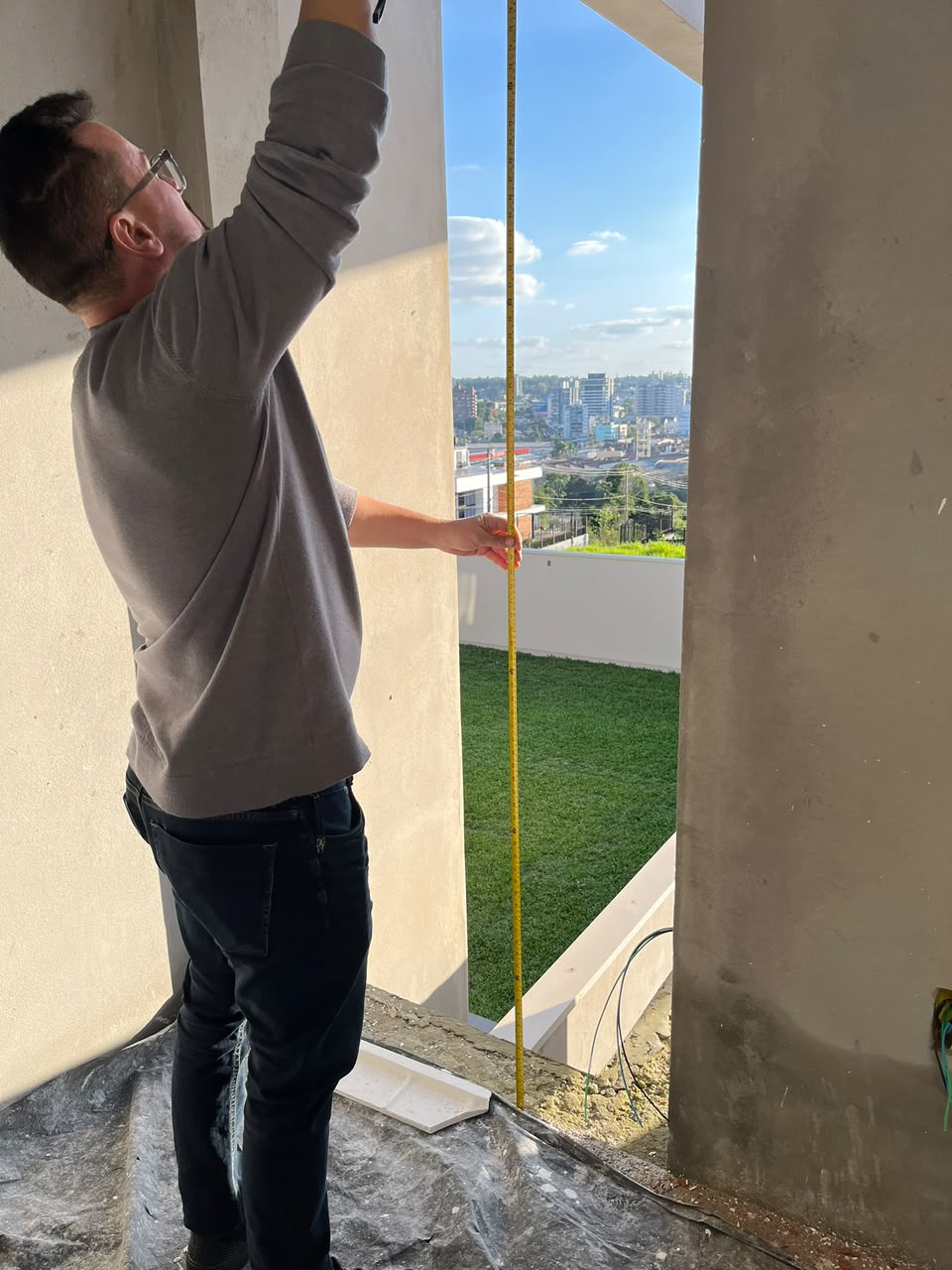 Medição de vão em obra de alto padrão